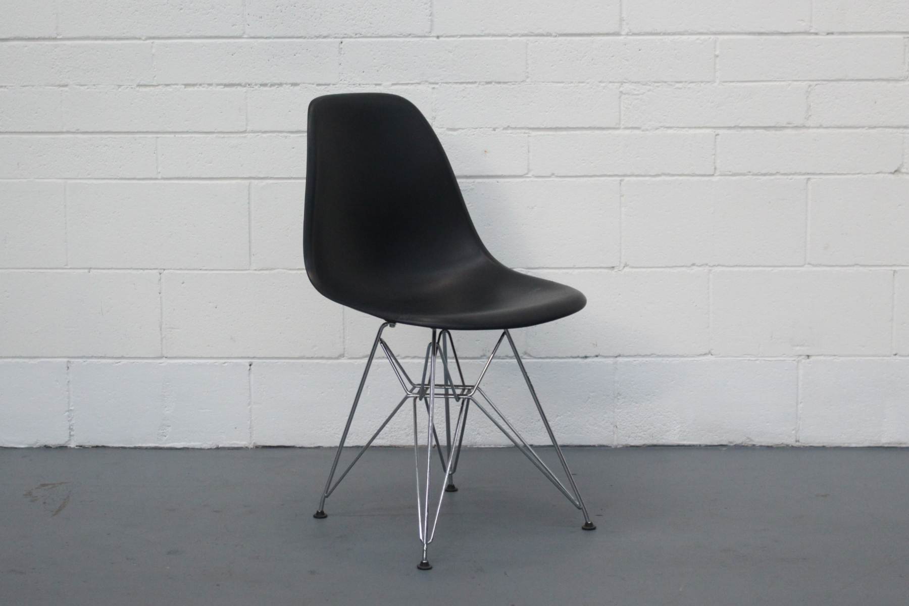 Black molded plastic discount chair