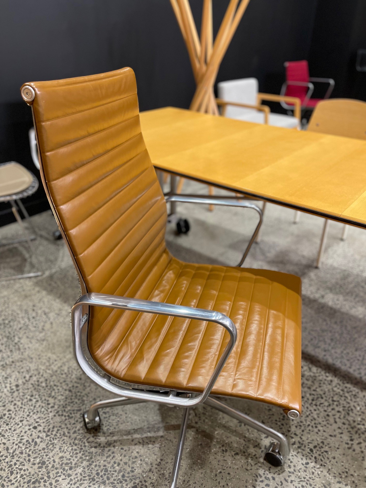 Refurbished eames online chair