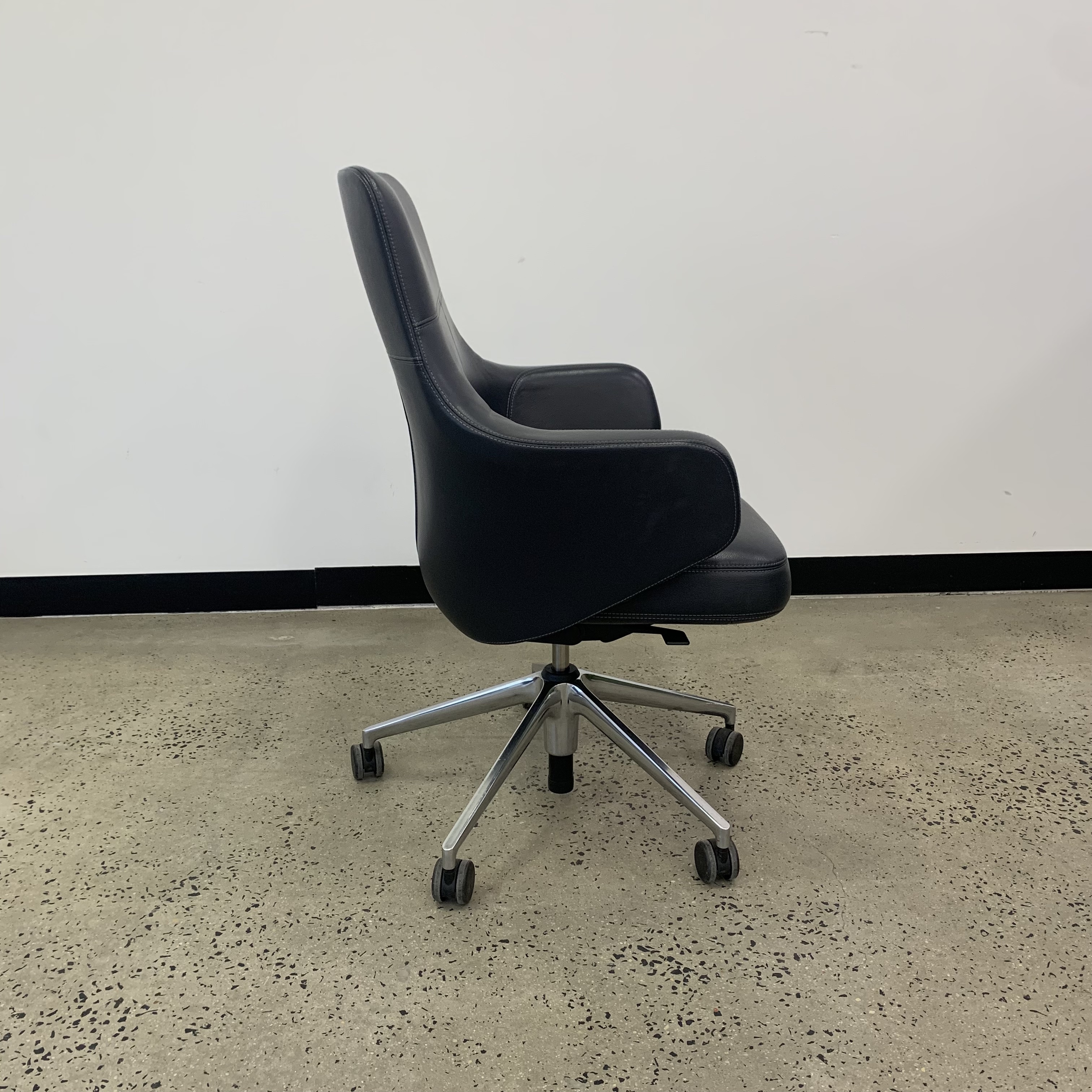 Preowned & Refurbished VITRA Grand Executive Lowback Black Leather